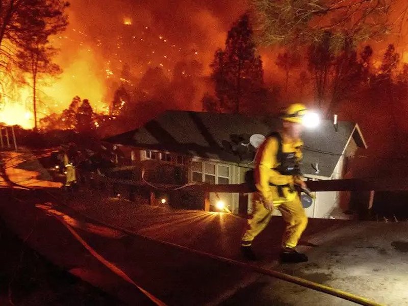 अमेरिका के कैलिफोर्निया के जंगलों में लगी आग