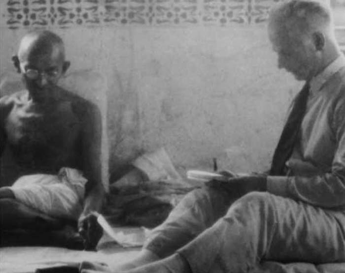 GK Question Answer in Hindi : महात्मा गांधी को अर्द्धनग्न फकीर किसने कहा था